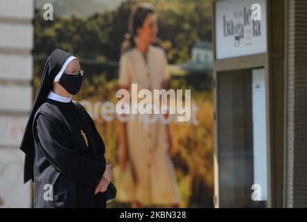 Eine Nonne mit Schutzmaske, gesehen im Zentrum von Krakau. Krakau Genießen Sie warmes Wetter mit Temperaturen bis zu 24C Grad. Allerdings sind heute Abend Gewitter und Regen unterwegs. Am Mittwoch, den 29. April 2020, in Krakau, Polen. (Foto von Artur Widak/NurPhoto) Stockfoto