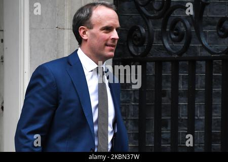 Der britische Außenminister Dominic Raab verlässt am 29. April 2020 die Downing Street 10 in London, England. Großbritannien sagte am Dienstag, dass es die Berichterstattung über Todesfälle beim Ausbruch des Coronavirus auf Pflegeheime und die Allgemeinheit ausweiten werde, nachdem neue Statistiken ergeben hatten, dass das Land seine Mautgebühren unterberichtet hatte. (Foto von Alberto Pezzali/NurPhoto) Stockfoto