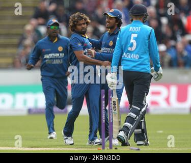 Dinesh Chandimal aus Sri Lanka gratuliert seinem Teamkollegen Lasith Malinga, nachdem er am Sonntag, 25h. Mai 2014, im Emirates Riverside, Chester le Street, während der ODI 2. zwischen England und Sri Lanka den englischen Joe Root in den Bann zog (Foto: Mark Fletcher/MI News/NurPhoto) Stockfoto