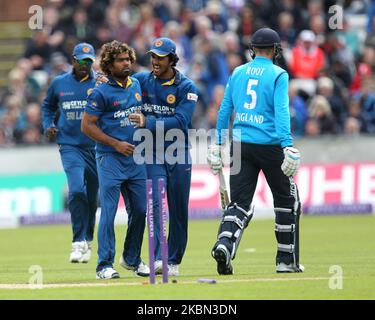 Dinesh Chandimal aus Sri Lanka gratuliert seinem Teamkollegen Lasith Malinga, nachdem er am Sonntag, 25h. Mai 2014, im Emirates Riverside, Chester le Street, während der ODI 2. zwischen England und Sri Lanka den englischen Joe Root in den Bann zog (Foto: Mark Fletcher/MI News/NurPhoto) Stockfoto