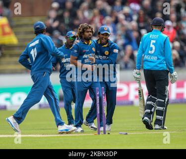 Dinesh Chandimal aus Sri Lanka gratuliert seinem Teamkollegen Lasith Malinga, nachdem er am Sonntag, 25h. Mai 2014, im Emirates Riverside, Chester le Street, während der ODI 2. zwischen England und Sri Lanka den englischen Joe Root in den Bann zog (Foto: Mark Fletcher/MI News/NurPhoto) Stockfoto