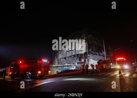 Feuerwehrleute führen am 29. April 2020 einen Such- und Rettungseinsatz am Standort eines Brandes durch, der auf einer Lagerbaustelle in Icheon, Provinz Gyeonggi, Südkorea, ausbrach. Mindestens 38 Arbeiter wurden am Mittwoch bei einem Brand auf einer Lagerbaustelle in der Nähe von Seoul getötet und 10 weitere verletzt, sagten die Feuerbehörden. Das Feuer ereignete sich nach Angaben der Feuerwehrleute gegen 1:32 Uhr an der vierstöckigen Struktur in Icheon, 80 Kilometer südöstlich von Seoul. Es wurde gegen 6:42 Uhr gelöscht. Die Zahl der Opfer könnte sich erhöhen, wie der Verbleib der Mehrheit von 78 Menschen angenommen hat Stockfoto