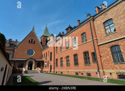 Ein Blick auf den Klosterkomplex der Schwestern der Barmherzigkeit in Krakau, der am Vorabend des 20.. Jahrestages der Heiligsprechung von Schwester Faustina zu sehen ist. Maria Faustyna Kowalska, auch als Schwester Maria Faustina vom Allerheiligsten Sakrament bekannt, war eine polnische römisch-katholische Nonne. Ihre Erscheinungen von Jesus Christus inspirierten die römisch-katholische Verehrung der Göttlichen Barmherzigkeit. Die römisch-katholische Kirche heiligte Schwester Faustina am 30. April 2000 als Heilige. Am Mittwoch, den 29. April 2020, Polen. (Foto von Artur Widak/NurPhoto) Stockfoto