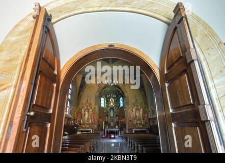 Blick auf die Kapelle des wundersamen Bildes des barmherzigen Jesus und das Grab der heiligen Faustina, die im Klosterkomplex der Schwestern der Muttergottes der Barmherzigkeit in Krakau, am Vorabend des 20.. Jahrestages der Heiligsprechung von Schwester Faustina, zu sehen ist. Maria Faustyna Kowalska, auch als Schwester Maria Faustina vom Allerheiligsten Sakrament bekannt, war eine polnische römisch-katholische Nonne. Ihre Erscheinungen von Jesus Christus inspirierten die römisch-katholische Verehrung der Göttlichen Barmherzigkeit. Die römisch-katholische Kirche heiligte Schwester Faustina am 30. April 2000 als Heilige. Am Mittwoch, den 29. April 2020, Polen. (P Stockfoto