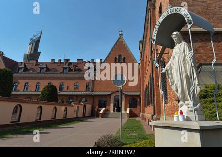 Ein Blick auf den Klosterkomplex der Schwestern der Barmherzigkeit in Krakau, der am Vorabend des 20.. Jahrestages der Heiligsprechung von Schwester Faustina zu sehen ist. Maria Faustyna Kowalska, auch als Schwester Maria Faustina vom Allerheiligsten Sakrament bekannt, war eine polnische römisch-katholische Nonne. Ihre Erscheinungen von Jesus Christus inspirierten die römisch-katholische Verehrung der Göttlichen Barmherzigkeit. Die römisch-katholische Kirche heiligte Schwester Faustina am 30. April 2000 als Heilige. Am Mittwoch, den 29. April 2020, Polen. (Foto von Artur Widak/NurPhoto) Stockfoto