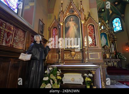 Blick auf die Kapelle des wundersamen Bildes des barmherzigen Jesus und das Grab der heiligen Faustina, die im Klosterkomplex der Schwestern der Muttergottes der Barmherzigkeit in Krakau, am Vorabend des 20.. Jahrestages der Heiligsprechung von Schwester Faustina, zu sehen ist. Maria Faustyna Kowalska, auch als Schwester Maria Faustina vom Allerheiligsten Sakrament bekannt, war eine polnische römisch-katholische Nonne. Ihre Erscheinungen von Jesus Christus inspirierten die römisch-katholische Verehrung der Göttlichen Barmherzigkeit. Die römisch-katholische Kirche heiligte Schwester Faustina am 30. April 2000 als Heilige. Am Mittwoch, den 29. April 2020, Polen. (P Stockfoto