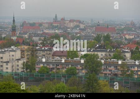 Ein Blick auf die Altstadt von Krakau bei einem Regen. Nachdem Krakau eine fast dumme Woche mit warmen Temperaturen über 20 Grad genossen hat, ist der Regen zurückgekehrt und für die nächsten Tage wird ein wechselhaftes Wetter vorhergesagt. Am Mittwoch, den 29. April 2020, in Krakau, Polen. (Foto von Artur Widak/NurPhoto) Stockfoto