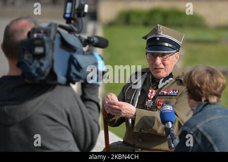 Der 99-jährige Major Stanislaw Szuro, Überlebender des deutschen Konzentrationslagers Sachsenhausen, spricht vor einer Massenfeier anlässlich des 75.. Jahrestages der Befreiung der ehemaligen Konzentrationslager Sachsenhausen, Dachau und Ravensbruck mit einem lokalen Fernsehen im Wawel-Dom. Sachsenhausen-Oranienburg wurde am 22. April 1945, Dachau am 29. April 1945 und Ravensbruck am 29. Und 30. April 1945 befreit. Die Initiative zur Feier dieser Messe kam von den Verbänden der letzten Gefangenen und ihrer Familien (Ne Cedat Academia und Familie Ravensbruck) nach den Feierlichkeiten zum 75.. Jubiläum Stockfoto