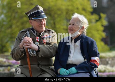 Jadwiga Ostafin-Martyna, Tochter von Kapt. Jozef Ostafin, der in einem der berühmtesten Verfahren gegen Polen der Nachkriegszeit zum Tode verurteilt wurde, trifft sich mit dem Major Stanislaw Szuro (99 Jahre), dem Überlebenden des NS-Konzentrationslagers Sachsenhausen, Im Wawel-Dom vor einer Massenfeier anlässlich des 75.. Jahrestages der Befreiung der ehemaligen Nazi-Konzentrationslager Sachsenhausen, Dachau und Ravensbruck. Sachsenhausen-Oranienburg wurde am 22. April 1945, Dachau am 29. April 1945 und Ravensbruck am 29. Und 30. April 1945 befreit. Die Initiative zur Feier dieser Messe kam von den Verbänden der letzten Gefangenen Stockfoto