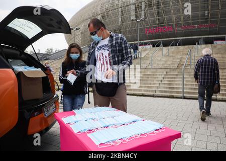 Einweg-OP-Gesichtsmasken werden von der Energieholding Tauron Polska Energia S.A. während der Ausbreitung des Coronavirus kostenlos vertrieben. Krakau, Polen, am 30. April 2020. Die Regel, Nase und Mund an öffentlichen Orten mit Gesichtsmasken, Schnitzeln oder Taschentüchern zu bedecken, trat ab April 16. in Kraft. Die Verordnung gilt nicht für Kinder bis zum Alter von zwei Jahren und Menschen, die aufgrund von Atembeschwerden nicht in der Lage sind, ihren Mund oder ihre Nase zu bedecken. (Foto von Beata Zawrzel/NurPhoto) Stockfoto