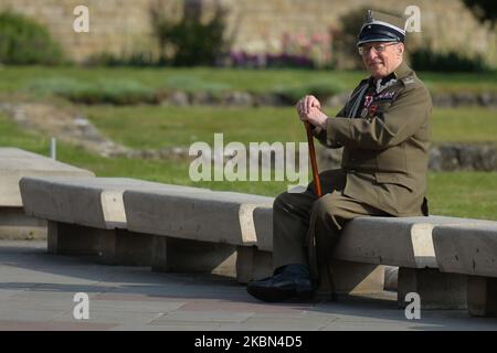 Major Stanislaw Szuro (99 Jahre), Sachsenhausener Überlebender des deutschen Konzentrationslagers, im Wawel-Dom vor einer Massenfeier anlässlich des 75.. Jahrestages der Befreiung der ehemaligen Konzentrationslager Sachsenhausen, Dachau und Ravensbruck gesehen. Sachsenhausen-Oranienburg wurde am 22. April 1945, Dachau am 29. April 1945 und Ravensbruck am 29. Und 30. April 1945 befreit. Die Initiative zur Feier dieser Messe kam von den Verbänden der letzten Gefangenen und ihrer Familien (Ne Cedat Academia und Familie Ravensbruck) nach den Feierlichkeiten zum 75.. Jahrestag der Liberat Stockfoto