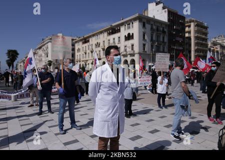 Die Mitglieder der kommunistischen Gewerkschaft P.A.M.E demonstrierten am 01. Mai in Thessaloniki zum 1. Mai im Alter des Coronavirus. 2020. (Foto von Achilleas Chiras/NurPhoto) Stockfoto