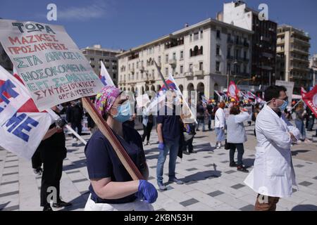 Die Mitglieder der kommunistischen Gewerkschaft P.A.M.E demonstrierten am 01. Mai in Thessaloniki zum 1. Mai im Alter des Coronavirus. 2020. (Foto von Achilleas Chiras/NurPhoto) Stockfoto