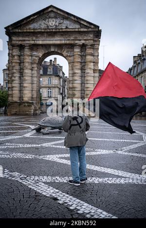 Ein Mann demonstriert allein den Place de La Victoire in Bordeaux während der Aussperrung in Bordeaeux, Frankreich, am 1. Mai 2020 während des Coronavirus-Notfalls. (Foto von Fabien Pallueau/NurPhoto) Stockfoto