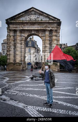 Ein Mann demonstriert allein den Place de La Victoire in Bordeaux während der Aussperrung in Bordeaeux, Frankreich, am 1. Mai 2020 während des Coronavirus-Notfalls. (Foto von Fabien Pallueau/NurPhoto) Stockfoto