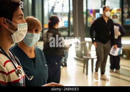 Am 29. April 2020 warten die Passagiere auf Tests am Retiro-Bahnhof in Buenos Aires, Argentinien. (Foto von Federico Rotter/NurPhoto) Stockfoto