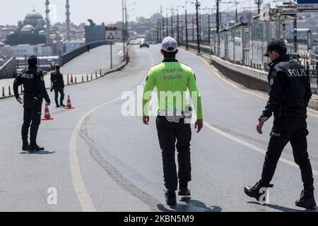 Polizeibeamte kontrollieren das Fahrzeug am 1. Mai 2020 während der Pandemie des Coronavirus (COVID-19) in Karakoy, Istanbul, Türkei. (Foto von Emrah Oprukcu/NurPhoto) Stockfoto