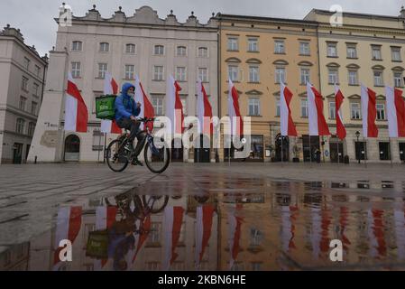 Rynek, Krakaus Hauptmarkt, der am Vorabend des polnischen Flaggentages mit polnischen Nationalflaggen geschmückt ist, wird auch als Tag der polnischen Einwanderung gefeiert. Am Freitag, den 1.. Mai 2020, in Krakau, Polen. (Foto von Artur Widak/NurPhoto) Stockfoto