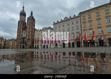 Rynek, Krakaus Hauptmarkt, der am Vorabend des polnischen Flaggentages mit polnischen Nationalflaggen geschmückt ist, wird auch als Tag der polnischen Einwanderung gefeiert. Am Freitag, den 1.. Mai 2020, in Krakau, Polen. (Foto von Artur Widak/NurPhoto) Stockfoto