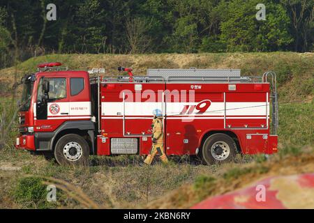 Ein Feuerwehrfahrzeug geht am 2. Mai 2020 in Goseong, etwa 160 Kilometer nordöstlich von Seoul, zu einem Waldbrand. Ein Tag zuvor brach das Feuer aus. Am späten Freitag brach in der Nähe eines Berges in Goseong, Provinz Gangwon, ein Feuer aus, das mindestens Dutzende von Menschen zur Evakuierung zwang und die lokalen Behörden dazu zwang, Hilfe aus nahe gelegenen Städten zu rufen. Bis 10:20 Uhr wurde kein Todesopfer gemeldet, aber der Brand wuchs aufgrund der starken Winde schnell an, sagten die örtlichen Rettungskräfte. Der Brand begann an einem Haus in der Grafschaft, das sich etwa 210 Kilometer nordöstlich von Seoul befindet, und Stockfoto