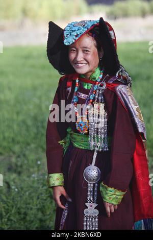 Ladakhi-Frau in einem traditionellen Outfit mit einem türkisfarbenen perak-Kopfschmuck in dem kleinen Dorf Tangtse, Ladakh, Jammu und Kaschmir, Indien. (Für dieses Bild ist eine signierte Modellversion verfügbar) (Photo by Creative Touch Imaging Ltd./NurPhoto) Stockfoto