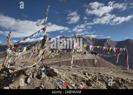 Buddhistische Gebetsfahnen flattern hoch im Himalaya in Durbuk, Ladakh, Jammu und Kaschmir, Indien. (Foto von Creative Touch Imaging Ltd./NurPhoto) Stockfoto