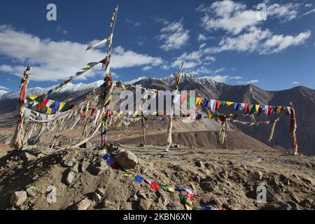 Buddhistische Gebetsfahnen flattern hoch im Himalaya in Durbuk, Ladakh, Jammu und Kaschmir, Indien. (Foto von Creative Touch Imaging Ltd./NurPhoto) Stockfoto