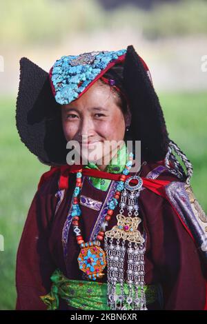 Ladakhi-Frau in einem traditionellen Outfit mit einem türkisfarbenen perak-Kopfschmuck in dem kleinen Dorf Tangtse, Ladakh, Jammu und Kaschmir, Indien. (Für dieses Bild ist eine signierte Modellversion verfügbar) (Photo by Creative Touch Imaging Ltd./NurPhoto) Stockfoto