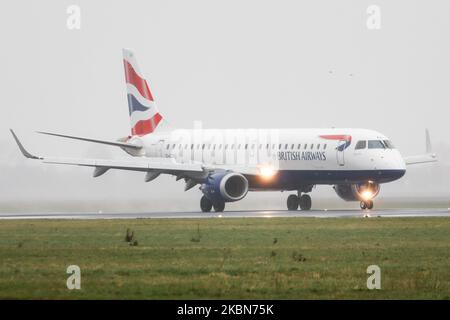 Ein kommerzielles Flugzeug der British Airways Embraer ERJ-190, das bei schlechtem Wetter mit Nebel und Regen auf der Start- und Landebahn des Amsterdam Schiphol AMS EHAM International Airport in den Niederlanden landete und rollte, als es von London City LCY aus ankam. Das Schmalkarosserie-Regionalpassagierflugzeug hat die Registrierung G-LCYU, wird von 2x GE-Triebwerken angetrieben und betreibt den Flug für BA CityFlyer. BA CityFlyer ist eine Tochtergesellschaft der British Airways BA. 28. Februar 2020 (Foto von Nicolas Economou/NurPhoto) Stockfoto