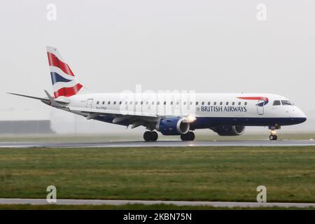 Ein kommerzielles Flugzeug der British Airways Embraer ERJ-190, das bei schlechtem Wetter mit Nebel und Regen auf der Start- und Landebahn des Amsterdam Schiphol AMS EHAM International Airport in den Niederlanden landete und rollte, als es von London City LCY aus ankam. Das Schmalkarosserie-Regionalpassagierflugzeug hat die Registrierung G-LCYU, wird von 2x GE-Triebwerken angetrieben und betreibt den Flug für BA CityFlyer. BA CityFlyer ist eine Tochtergesellschaft der British Airways BA. 28. Februar 2020 (Foto von Nicolas Economou/NurPhoto) Stockfoto