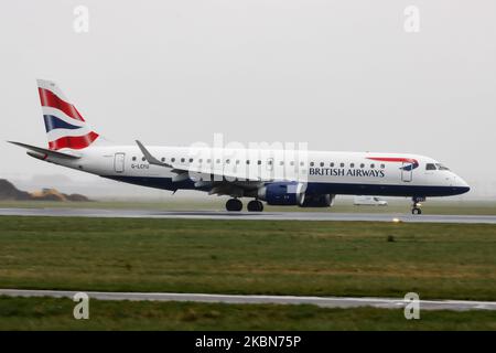 Ein kommerzielles Flugzeug der British Airways Embraer ERJ-190, das bei schlechtem Wetter mit Nebel und Regen auf der Start- und Landebahn des Amsterdam Schiphol AMS EHAM International Airport in den Niederlanden landete und rollte, als es von London City LCY aus ankam. Das Schmalkarosserie-Regionalpassagierflugzeug hat die Registrierung G-LCYU, wird von 2x GE-Triebwerken angetrieben und betreibt den Flug für BA CityFlyer. BA CityFlyer ist eine Tochtergesellschaft der British Airways BA. 28. Februar 2020 (Foto von Nicolas Economou/NurPhoto) Stockfoto