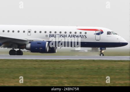 Ein kommerzielles Flugzeug der British Airways Embraer ERJ-190, das bei schlechtem Wetter mit Nebel und Regen auf der Start- und Landebahn des Amsterdam Schiphol AMS EHAM International Airport in den Niederlanden landete und rollte, als es von London City LCY aus ankam. Das Schmalkarosserie-Regionalpassagierflugzeug hat die Registrierung G-LCYU, wird von 2x GE-Triebwerken angetrieben und betreibt den Flug für BA CityFlyer. BA CityFlyer ist eine Tochtergesellschaft der British Airways BA. 28. Februar 2020 (Foto von Nicolas Economou/NurPhoto) Stockfoto