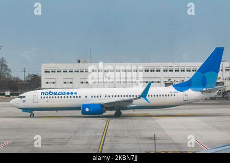 Pobeda Airlines LCC Boeing 737-800-Verkehrsflugzeug auf dem Asphalt des Antalya International Airport AYT LTAI in der Türkei. Pobeda PBD DP ist eine russische Billigfluggesellschaft, die sich im Besitz von Aeroflot, der russischen Flaggenträger, befindet. Die Boeing B737NG verfügt über die Zulassung VP-BQM und wird von 2x CFMI-Triebwerken angetrieben. Antalya ist der größte internationale Badeort der Türkei und liegt an der türkischen Riviera, die jedes Jahr von Millionen von Touristen besucht wird. 12. April 2020 (Foto von Nicolas Economou/NurPhoto) Stockfoto