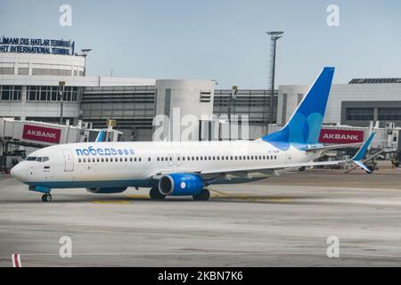 Pobeda Airlines LCC Boeing 737-800-Verkehrsflugzeug auf dem Asphalt des Antalya International Airport AYT LTAI in der Türkei. Pobeda PBD DP ist eine russische Billigfluggesellschaft, die sich im Besitz von Aeroflot, der russischen Flaggenträger, befindet. Die Boeing B737NG verfügt über die Zulassung VP-BQM und wird von 2x CFMI-Triebwerken angetrieben. Antalya ist der größte internationale Badeort der Türkei und liegt an der türkischen Riviera, die jedes Jahr von Millionen von Touristen besucht wird. 12. April 2020 (Foto von Nicolas Economou/NurPhoto) Stockfoto