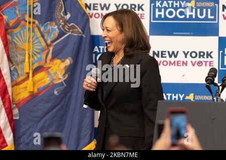 New York, USA, 03/11/2022, Vizepräsidentin Kamala Harris spricht während der Wahlkampfveranstaltung für Gouverneur Kathy Hochul, die von den Columbia U Democrats am Barnard College organisiert wurde. Bei der Kundgebung, die als Frauenkundgebung bezeichnet wird, wurden alle weiblichen gewählten Amtsträger als Sprecherinnen vorgestellt: Die Generalanwältin Letitia James, die Kongressabgeordnete Carolyn Maloney, die Kongressabgeordnete Nydia Velasquez, die Sprecherin des Senats Andrea Stewart-Cousins, die stadtrat-Sprecherin Adrienne Adams, die ehemalige Sekretärin Hillary Clinton, die Vizepräsidentin Kamala Harris und der einzige Mann, der Mehrheitsführer des Senats, Charles Schumer. (Foto von Lev Radin/Pacific Press) Stockfoto