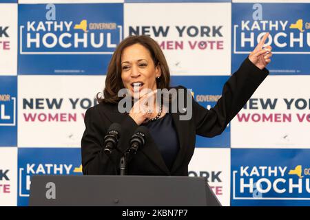 New York, USA, 03/11/2022, Vizepräsidentin Kamala Harris spricht während der Wahlkampfveranstaltung für Gouverneur Kathy Hochul, die von den Columbia U Democrats am Barnard College organisiert wurde. Bei der Kundgebung, die als Frauenkundgebung bezeichnet wird, wurden alle weiblichen gewählten Amtsträger als Sprecherinnen vorgestellt: Die Generalanwältin Letitia James, die Kongressabgeordnete Carolyn Maloney, die Kongressabgeordnete Nydia Velasquez, die Sprecherin des Senats Andrea Stewart-Cousins, die stadtrat-Sprecherin Adrienne Adams, die ehemalige Sekretärin Hillary Clinton, die Vizepräsidentin Kamala Harris und der einzige Mann, der Mehrheitsführer des Senats, Charles Schumer. (Foto von Lev Radin/Pacific Press) Stockfoto