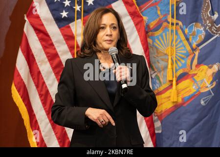 New York, USA, 03/11/2022, Vizepräsidentin Kamala Harris spricht während der Wahlkampfveranstaltung für Gouverneur Kathy Hochul, die von den Columbia U Democrats am Barnard College organisiert wurde. Bei der Kundgebung, die als Frauenkundgebung bezeichnet wird, wurden alle weiblichen gewählten Amtsträger als Sprecherinnen vorgestellt: Die Generalanwältin Letitia James, die Kongressabgeordnete Carolyn Maloney, die Kongressabgeordnete Nydia Velasquez, die Sprecherin des Senats Andrea Stewart-Cousins, die stadtrat-Sprecherin Adrienne Adams, die ehemalige Sekretärin Hillary Clinton, die Vizepräsidentin Kamala Harris und der einzige Mann, der Mehrheitsführer des Senats, Charles Schumer. (Foto von Lev Radin/Pacific Press) Stockfoto