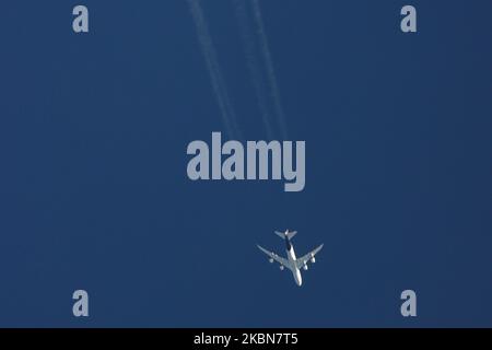 Ein Lufthansa Boeing 747-400-Flugzeug, das über Griechenland am blauen Himmel in 34,000 Fuß fliegt und eine Dampfspur oder einen Kondensstreifen hinter sich lässt. DLH LH betreibt 38 Boeing 747 ( 13 B744 und 19 747-8 ). Das große Doppeldecker-Großkörper-Überflieger ist das Flugzeug, das auch als Queen of the Skies bekannt ist, das längste Passagierflugzeug, das für Langstreckenflüge hergestellt wurde und von 4 Düsentoiletten angetrieben wird. Lufthansa nutzt den 747s für Flüge nach Asien und Amerika von Frankfurt und München aus, aber auch für die Beförderung von Frachtgütern während der COVID-19 Coronavirus-Pandemie oder für Rettungsflüge Stockfoto