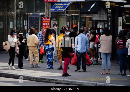 Ein Blick auf Menschen, die während der Coronavirus-Pandemie am 2. Mai 2020 in der Main Street, Flushing, Queens, USA, Geschäfte machen. (Foto von John Nacion/NurPhoto) Stockfoto