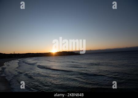 Allgemeine Ansicht von Sunrise und Surfers beim Versuch, am Bondi Beach am 03. Mai 2020 in Sydney, Australien, Wellen zu fangen. In Sydney Unter Dem Coronavirus, Da Die Infektionsrate Des Australischen Coronavirus Weiter Zurückgeht. (Foto von Izhar Khan/NurPhoto) Stockfoto