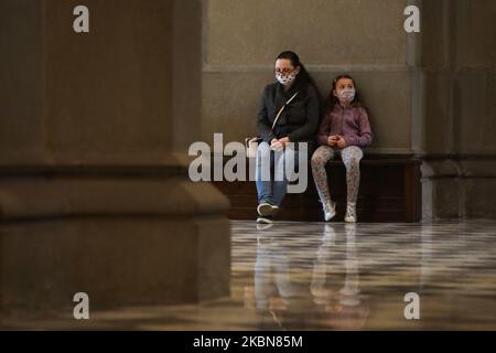 Treulich an einem Gottesdienst der Mai-Andachten an die selige Jungfrau Maria in der St. Joseph Kirche während der Coronavirus-Pandemie teilnehmen. Krakau, Polen, am 2.. Mai 2020. (Foto von Beata Zawrzel/NurPhoto) Stockfoto