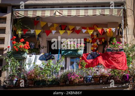 Ein Balkon, der mit einem Kreuz aus Papierblumen, Wimpeln und manila-Tüchern geschmückt ist, während der Feier des Dia de la Cruz (Tag des Kreuzes) auf den Balkonen der Stadt am 02. Mai 2020 in Granada, Spanien. Normalerweise werden Altäre in den Straßen und Plätzen von Granada mit großen Kreuzen, die mit Blumen und Farben geschmückt sind, gemacht, aber aufgrund der Einengung durch den von der spanischen Regierung verordneten Alarmzustand haben die Menschen von Granada beschlossen, diese Feier auf ihren Balkonen zu feiern. (Foto von Fermin Rodriguez/NurPhoto) Stockfoto