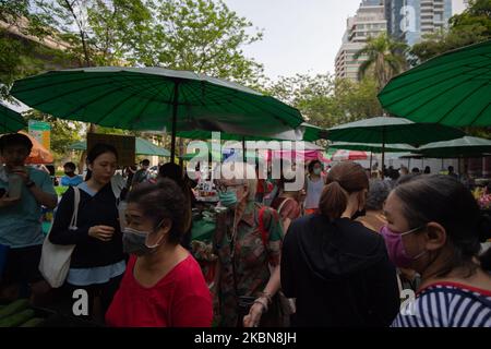 Viele Leute kaufen am 3. Mai 2020 auf dem Open-Air-Frischemarkt von Lumphini in Bangkok, Thailand, ein. Öffentliche Parks und frische Märkte öffnen sich wieder, nachdem die thailändische Regierung eine Lockerung der Maßnahmen gegen die Ausbreitung des Coronavirus angekündigt hat. (Foto von Vachira Vachira/NurPhoto) Stockfoto