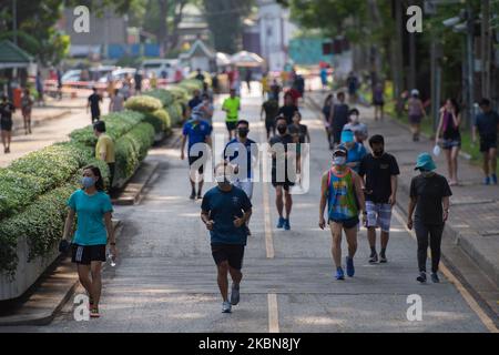 Viele Läufer tragen Gesichtsmasken beim Laufen im öffentlichen Park Lumphini am 3. Mai 2020 in Bangkok, Thailand. Öffentliche Parks und frische Märkte öffnen sich wieder, nachdem die thailändische Regierung eine Lockerung der Maßnahmen gegen die Ausbreitung des Coronavirus angekündigt hat. (Foto von Vachira Vachira/NurPhoto) Stockfoto