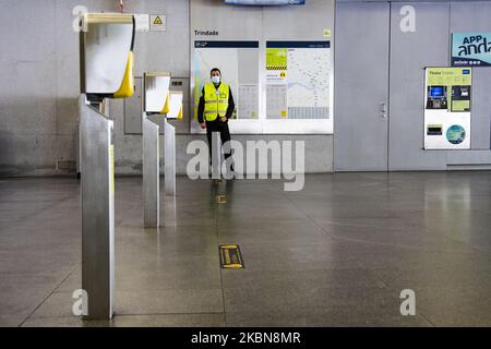 Blick auf den Bahnhof Trindade, Metro von Porto, wo alle im Rahmen der neuen Mobilitätsstandards verordneten Präventionsmaßnahmen (Verfügbarkeit von Alkohol, Masken, Handschuhen und Anzeigen auf dem Boden und in Sicherheitsabstandssitzen) umgesetzt werden, die am 4.. Mai 2020 beginnen. An diesem Besuch nahmen der Minister für Umwelt und Klimaschutz Joao Pedro Matos Fernandes und der Präsident der Metro do Porto Tiago Braga Teil, 3. Mai 2020, porto, portugal (Foto: Rita Franca/NurPhoto) Stockfoto