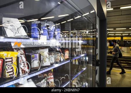 Blick auf den Bahnhof Trindade, Metro von Porto, wo alle im Rahmen der neuen Mobilitätsstandards verordneten Präventionsmaßnahmen (Verfügbarkeit von Alkohol, Masken, Handschuhen und Anzeigen auf dem Boden und in Sicherheitsabstandssitzen) umgesetzt werden, die am 4.. Mai 2020 beginnen. An diesem Besuch nahmen der Minister für Umwelt und Klimaschutz Joao Pedro Matos Fernandes und der Präsident der Metro do Porto Tiago Braga Teil, 3. Mai 2020, porto, portugal (Foto: Rita Franca/NurPhoto) Stockfoto