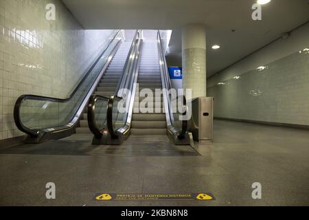 Blick auf den Bahnhof Trindade, Metro von Porto, wo alle im Rahmen der neuen Mobilitätsstandards verordneten Präventionsmaßnahmen (Verfügbarkeit von Alkohol, Masken, Handschuhen und Anzeigen auf dem Boden und in Sicherheitsabstandssitzen) umgesetzt werden, die am 4.. Mai 2020 beginnen. An diesem Besuch nahmen der Minister für Umwelt und Klimaschutz Joao Pedro Matos Fernandes und der Präsident der Metro do Porto Tiago Braga Teil, 3. Mai 2020, porto, portugal (Foto: Rita Franca/NurPhoto) Stockfoto