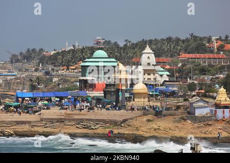 Gandhi Mandapam und das Kamarajar Mandapam (Kamarajar Memorial) in Kanyakumari, Tamil Nadu, Indien. Das 1956 erbaute Gandhi Mandapam (Gandhi-Denkmal) in Kanyakumari befindet sich an dem Ort, an dem Gandhis Asche aufbewahrt wurde, bevor sie ins Meer verstreut wurde, und weist einzigartige architektonische Details auf, um das Leben des geliebten Führers zu ehren. Das Kamarajar Mandapam wurde zu Ehren von Shri Kumarasami Kamaraj (bekannt als der Schwarze Gandhi) gebaut, dem Freiheitskämpfer, einem altgedienten politischen Führer und dem früheren Chief Minister von Tamil Nadu, der 1962 das „kostenlose Speiseprint“ in Schulen einführte, um die Ärmsten zu ermutigen Stockfoto