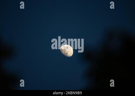 Der Mond steigt über der Stadt Thessaloniki in Griechenland auf. Nach dem Mondkalender befindet sich der astronomische Körper, der die Erde als seinen einzigen natürlichen Satelliten, den Luna, umkreist, in der zunehmenden Gibbone-Phase. 3. Mai 2020 (Foto von Nicolas Economou/NurPhoto) Stockfoto