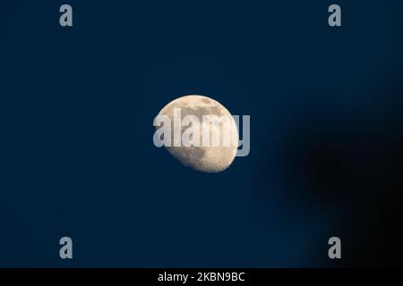 Der Mond steigt über der Stadt Thessaloniki in Griechenland auf. Nach dem Mondkalender befindet sich der astronomische Körper, der die Erde als seinen einzigen natürlichen Satelliten, den Luna, umkreist, in der zunehmenden Gibbone-Phase. 3. Mai 2020 (Foto von Nicolas Economou/NurPhoto) Stockfoto